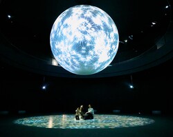 宇宙から星を眺めるような空間アート体験「ワンダーモーメンツ」