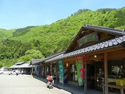 施設内には、レストランや新鮮な地元野菜や特産品などを販売する「ふれあい物産館」があります