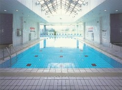 本館にある「温泉プール」は、水温33〜34℃、通年泳げます