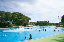 「【2026関東】日本最大級・全長650mも！夏休みに行きたい流れるプール6選 おすすめ厳選」の写真