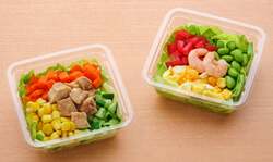 子供向け 左「チキンとコーンのカラフルサラダ」右「えびとたまごのカラフルサラダ」