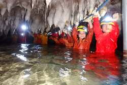 水温18度の地下川を遡る