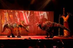 「ティラノサウルスに大接近！本物そっくりの恐竜パペットショーが全国21都市で開催中」の写真