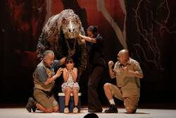 「ティラノサウルスに大接近！本物そっくりの恐竜パペットショーが全国21都市で開催中」の写真