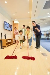 「おそうじスタジオ」ダスキンのモップを使ってお掃除体験