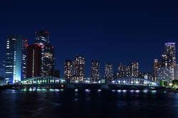 夜の勝鬨橋　（画像はイメージ／画像提供：Hiro&mirei/PIXTA）