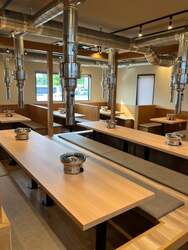 明るく清潔感のある店内