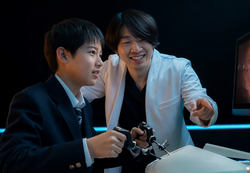 現役医師の指導のもとで機器を操作する