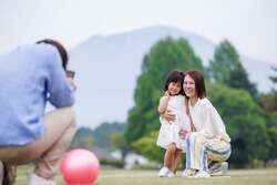 「高原のゴルフ場を無料開放！浅間山望む軽井沢で親子と愛犬で楽しむ芝生体験イベント」の写真