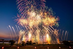 1951年から続く歴史ある花火大会で、約1万5,000発の花火が夜空を彩ります