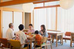 「温泉・遊具・カフェが合体！長野「ちくま白鳥園」が三世代で遊べる施設にリニューアル」の写真