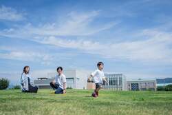 「温泉・遊具・カフェが合体！長野「ちくま白鳥園」が三世代で遊べる施設にリニューアル」の写真