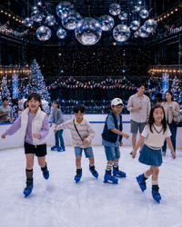 「猛暑の夏休みにうれしい！室内で雪遊び＆そり滑りが楽しめるイベントが大阪ワタワンで」の写真