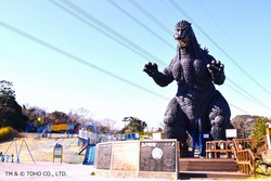 「冒険ランド」のゴジラの滑り台は子供たちに大人気