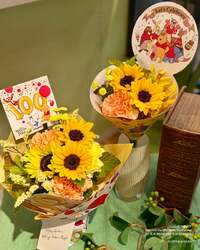 100周年限定デザインの花束2種（店頭限定販売）※イメージ （C）Disney. Based on the "Winnie the Pooh" works by A.A. Milne and E.H. Shepard.