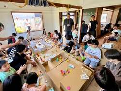 小学生と大学生が協働でつくり上げた夏祭りの準備の様子