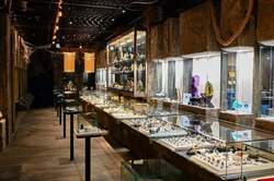 ミュージアムに展示された鉱石・宝石コレクション