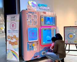 製造工程を見守る親子。完成までのワクワク感も魅力です