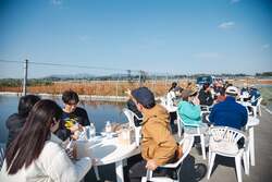 「泥んこレンコン収穫体験が茨城・土浦で！2年連続日本一の農家が案内、お土産500g付き」の写真
