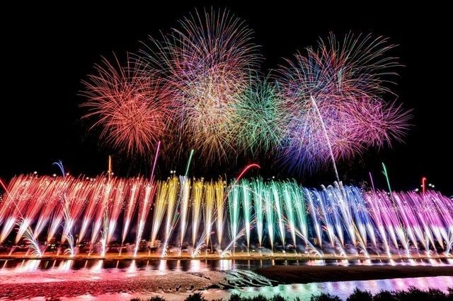 長良川の夜空を約1万発の花火が豪快に彩ります