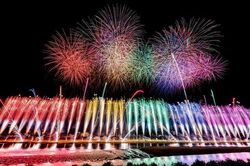 長良川の夜空を約1万発の花火が豪快に彩ります