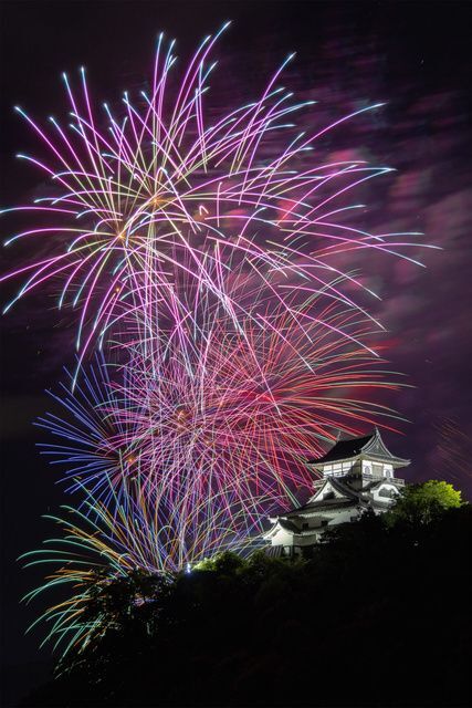 国宝・犬山城を背景に打ち上げられる大型花火
