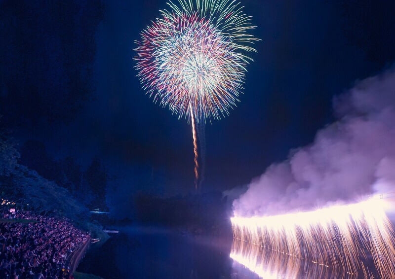 約2,000発の花火が打ち上がり、山間にこだまする花火の轟音は迫力満点！