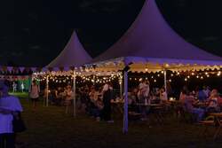夜はライトアップされた特別な空間に