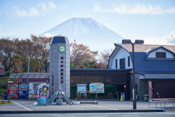 雄大な富士山の麓（ふもと）に位置する道の駅（画像提供：kohta65 / PIXTA）