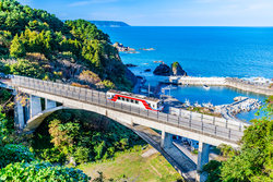 三陸鉄道 太平洋をバックに大沢橋梁を渡る列車（画像提供：denkei/PIXTA）