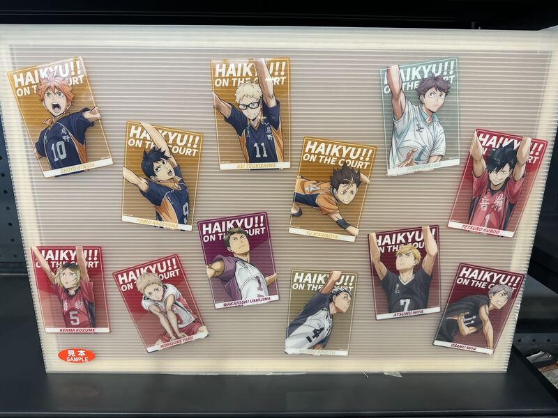「クリアカード」（全12種）。ランダムのほか、全12種セット販売もあります