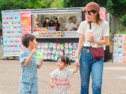 「盆踊り・ミニ花火ショー・屋台が全部楽しめる！8日間限定の夏祭りがハーベストの丘で」の写真