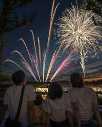 「盆踊り・ミニ花火ショー・屋台が全部楽しめる！8日間限定の夏祭りがハーベストの丘で」の写真