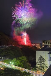 間近に見える大迫力の花火は必見！