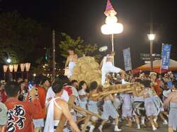 「御輿の上で激しい逆立ち対決!? 見たことない迫力満点の夏祭りが片山津温泉で開催」の写真