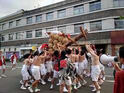 「御輿の上で激しい逆立ち対決!? 見たことない迫力満点の夏祭りが片山津温泉で開催」の写真