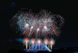 真夏の夜空に打ち上げられる3,000発の花火