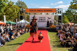 「愛犬とレッドカーペットを歩こう！立川・国営昭和記念公園で初開催のドッグイベント」の写真
