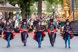 「東京ディズニーリゾートでハロウィーン　マリーゴールド咲くリメンバー・ミーの世界も」の写真