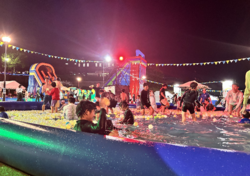 「AR恐竜や水遊びも！福岡・油山で夏イベント　8月22日限定でナイトプールも登場」の写真