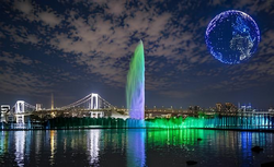 「800機のドローンと噴水が夜空と海上で競演！お台場で2日間限定の無料ナイトショー」の写真