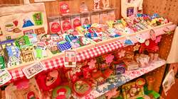 「6つのテーマ空間に限定シール300種以上！駒込に体験型文具店が新オープン　福袋も販売」の写真