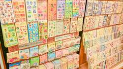 「6つのテーマ空間に限定シール300種以上！駒込に体験型文具店が新オープン　福袋も販売」の写真
