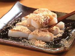 「9/2は「くず餅の日」保存料無添加の老舗店から飾って楽しめるアクスタ付きセット登場」の写真