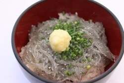 港の活気を味わう「どんぶりハウス」 〜獲れたての生しらす体験を食育のきっかけに〜
