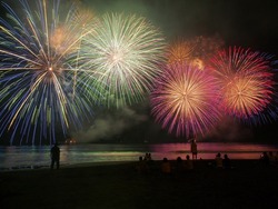 海上から打ち上がる迫力満点の花火ショー