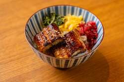 うな重：食べ歩きカップ鰻丼 700円