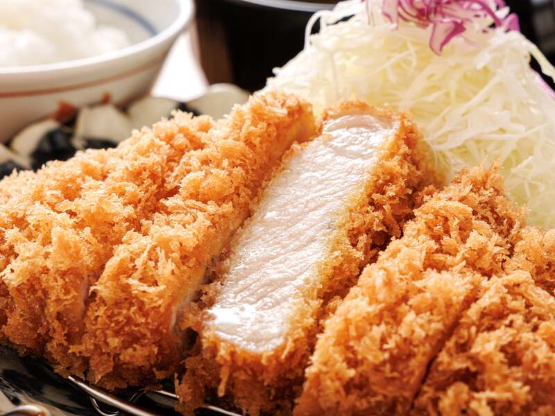 柔らかくジューシーな厚切りとんかつ