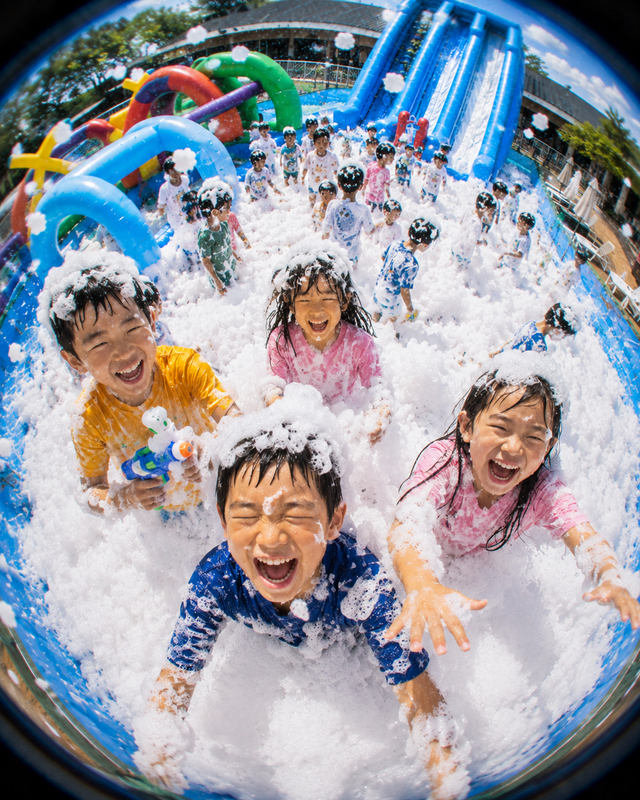 家族や友人と一緒に全身泡まみれになって遊ぶ様子