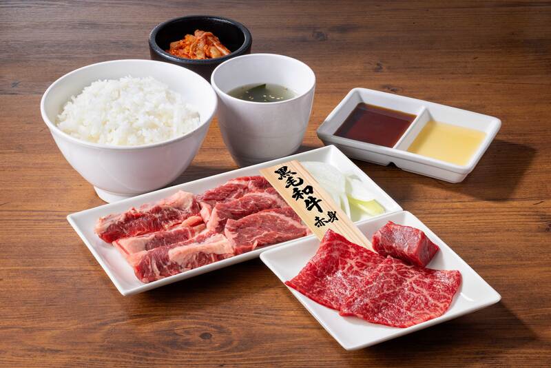 黒毛和牛赤身・カルビ・ハラミ、ご飯、スープ、キムチがついた「焼肉の日ごちそうセット」
